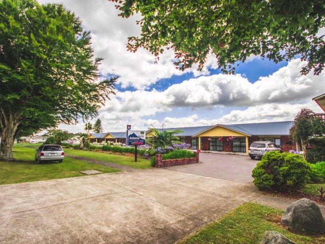 Antonio Mews Motel